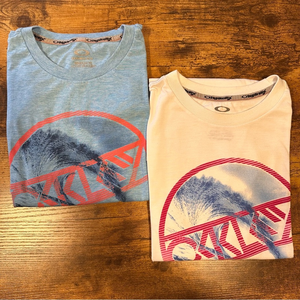Lot 2 Oakley Wave Graphic Tee in Light Blue and White with Pink Logo